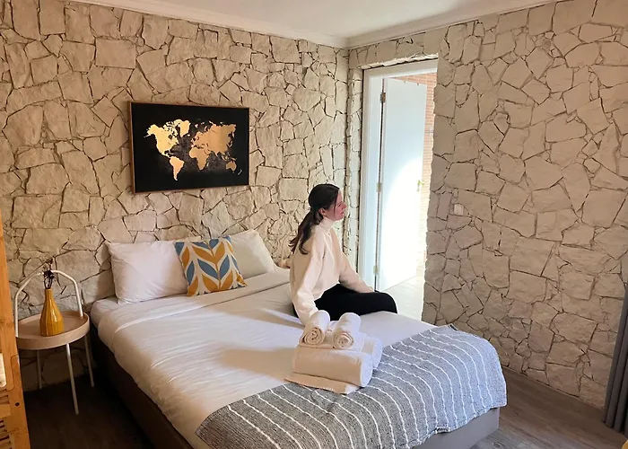 אכסניה Destination *